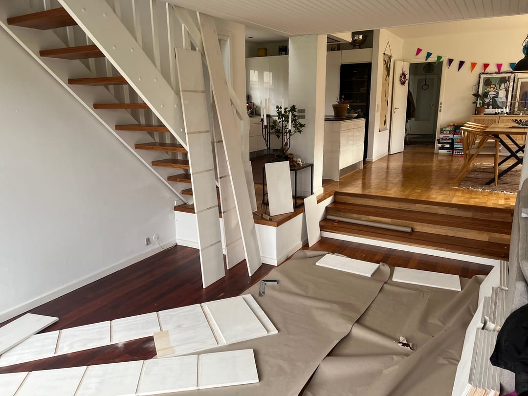 Den indbyggede reol samles