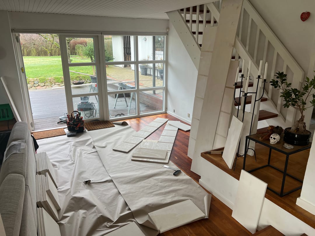 Den indbyggede reol samles