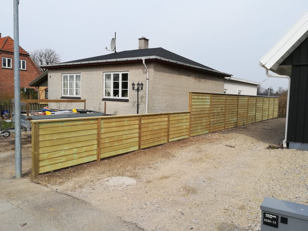Færdigt hegn set fra nabo