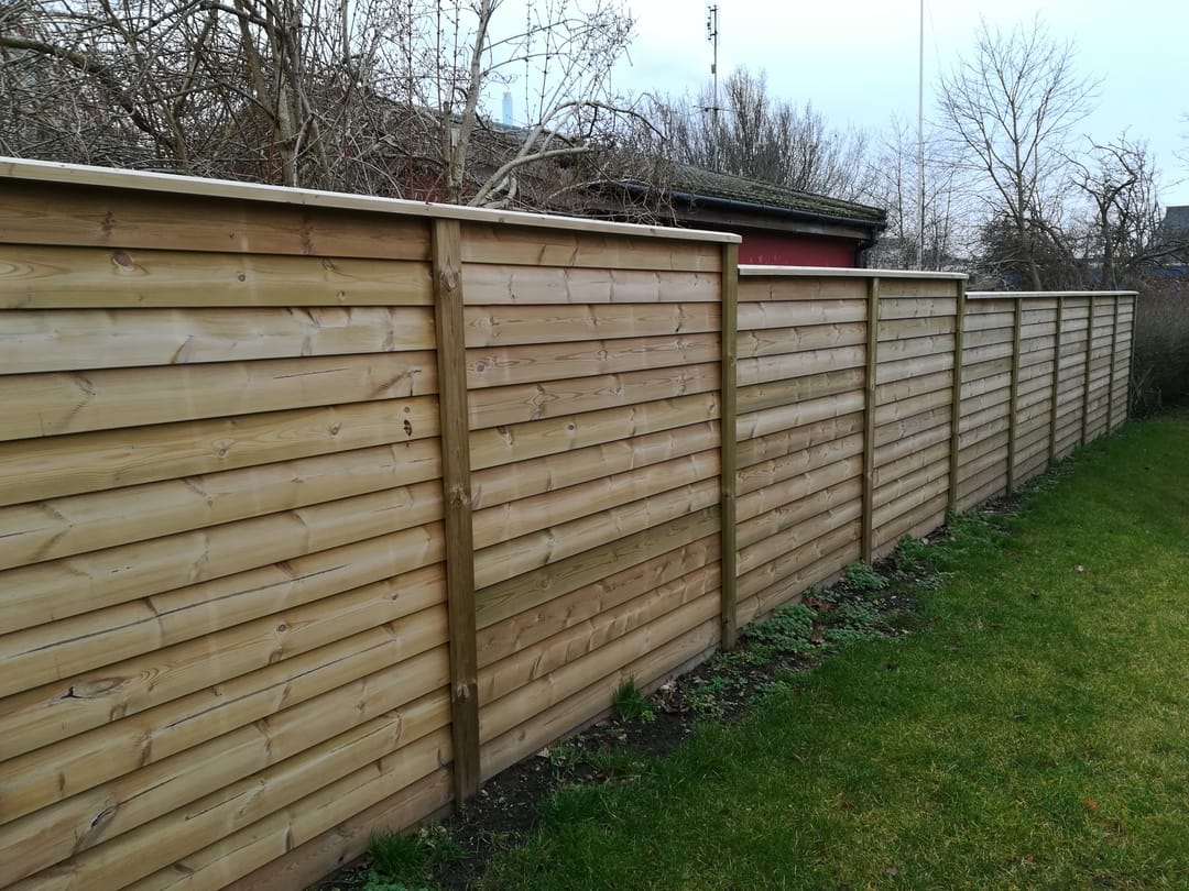 Færdigt hegn set fra haven