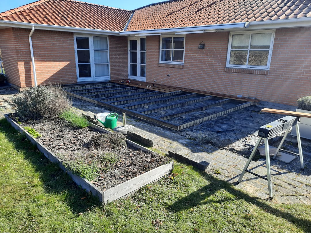 Gammel terrasse fjernet